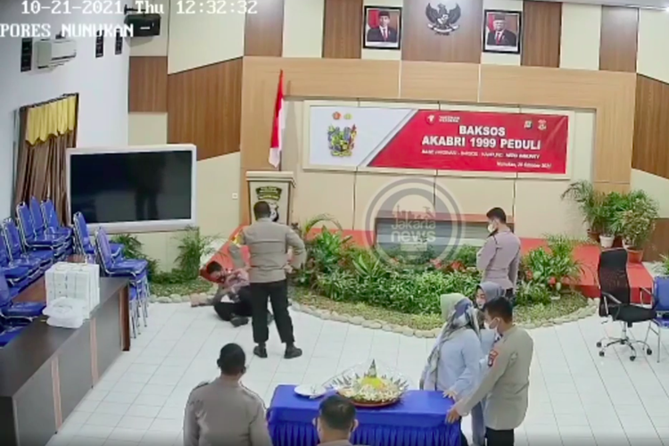 Tangkapan layar Kapolres Nunukan AKBP Syaiful Anwar menganiaya anak buahnya yang viral di media sosial