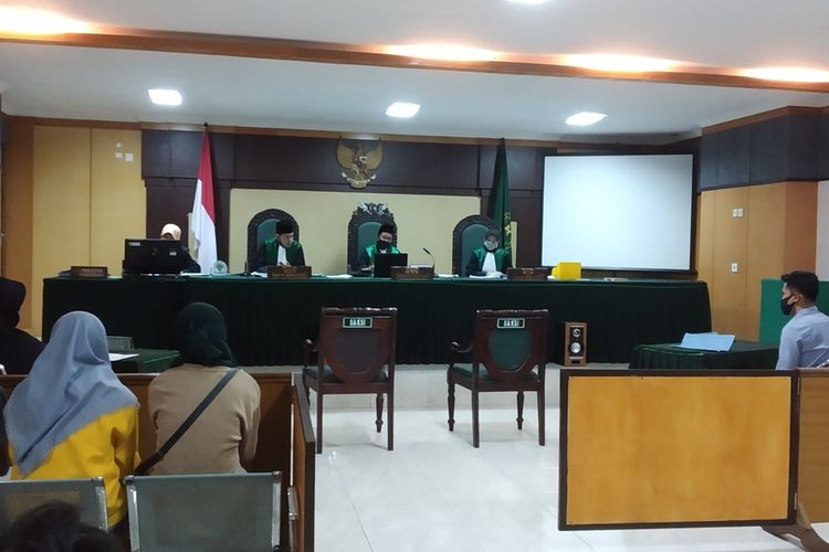 suasana persidangan perkara warisan oleh Rully dengan menggugat ibunya di Pengadilan Agama Praya Lombok Tengah
