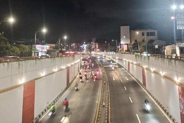 Arus lalu lintas di underpass Simpang Tugu Ngurah Rai, Kuta Badung, Bali, Rabu (2/11/2022).