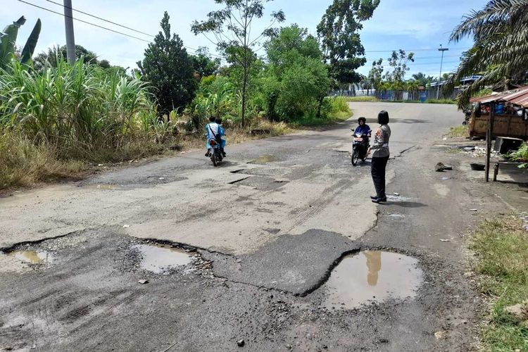 Usman (62) warga Desa Padang Pelawi, Kabupaten Seluma,  Provinsi Bengkulu, alami lumpuh total dan tak bisa bicara dengan tegas setelah alami kecelakaan di jalan rusak di Kelurahan Kandang Mas, Kecamatan Kampung Melayu, Kota Bengkulu, sekitar dua pekan lalu.