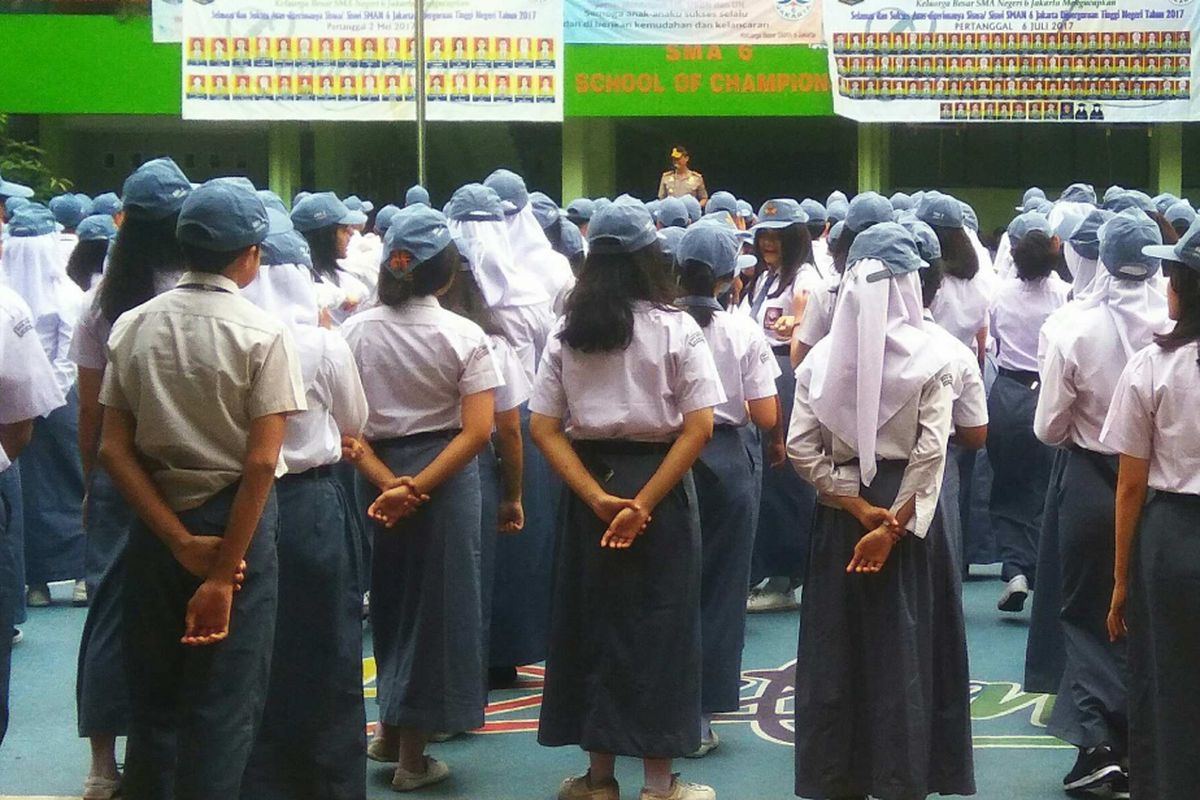 Upacara di SMAN 6 Jakarta, Kebayoran Baru, Jakarta Selatan, Senin (17/7/2017).