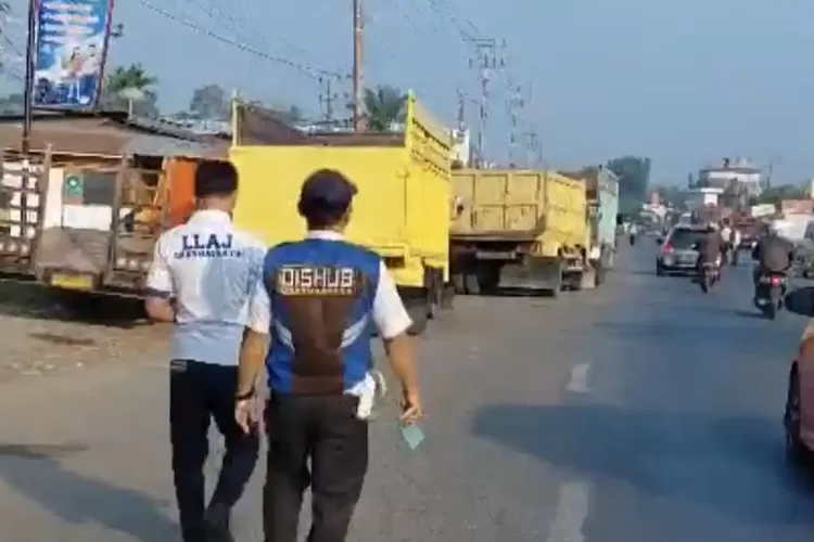 Truk Tunggu BBM di Bahu Jalan Dipungut Parkir Rp 6.000-Rp 8.000, Ini Alasan Dishub Dharmasraya