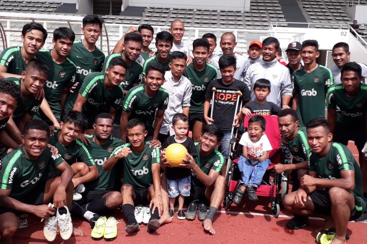 Sejumlah anak-anak penderita kanker bertemu dengan skuad tim nasional U-23 Indonesia usai sesi latihan di Stadion Madya, Kompleks Gelora Bung Karno, Jakarta, Rabu (13/3/2019) pagi.