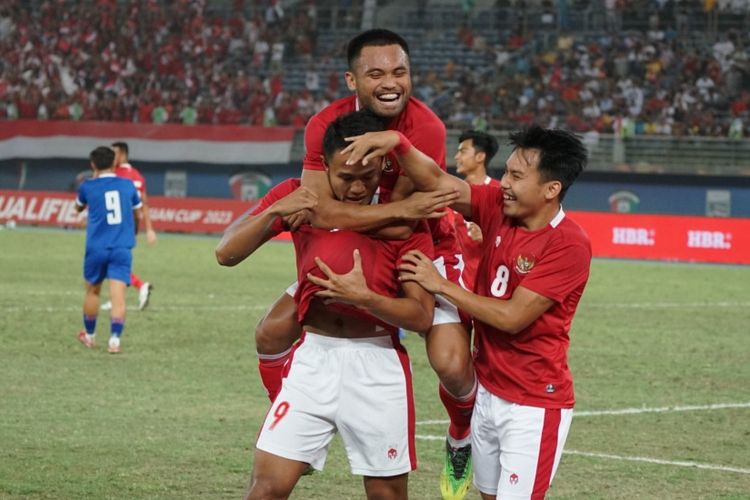 Seleberasi penyerang Tim nasional Indonesia Dimas Drajad seusai membobol gawang Nepal pada pertandingan  Kualifikasi Piala Asia 2023 di Jaber Al-Ahmad International Stadium pada Rabu (15/6/2022) dini hari WIB.