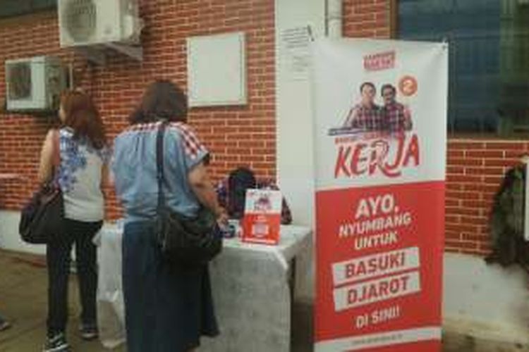 Warga sedang menyumbang uang untuk biaya kampanye cagub DKI Jakarta Basuki Tjahaja Purnama, di Rumah Lembang, Selasa (29/11/2016). 
