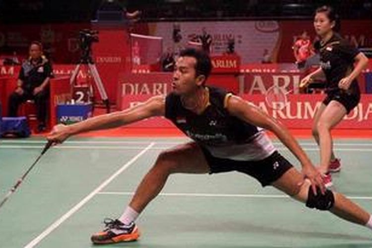 Pebulu tangkis ganda campuran Indonesia, Muhammad Rijal/Debby Susanto bertanding melawan ganda Jepang, Takeshi Kamura/Koharu Yonemoto, di babak pertama Djarum Indonesia Open 2013, di Istora Senayan Jakarta, Selasa (11/6/2013). Mereka menang dengan 22-20, 21-15.