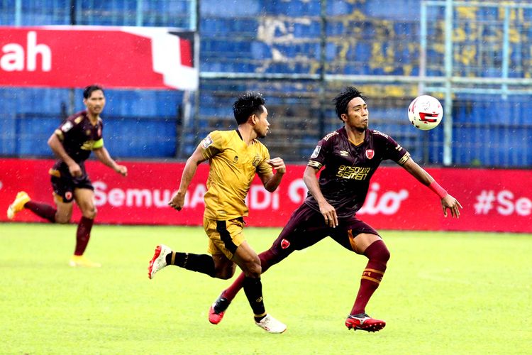 Pemain PSM Makassar Erwin Gutawa dijaga ketat pemain Bhayangkara FC Andik Vermansah saat penyisihan Piala Menpora 2021 yang berakhir dengan skor 1-1 di Stadion Kanjuruhan Kabupaten Malang, Jawa Timur, Sabtu (27/3/2021) sor
