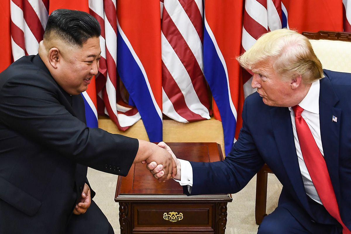 Pemimpin Korea Utara Kim Jong Un (kiri) dan Presiden AS Donald Trump berjabat tangan dalam sebuah pertemuan di wilayah keamanan bersama (JSA) Panmunjom di zona demiliterisasi (DMZ) Korea, Minggu (30/6/2019). Kedatangan Trump ke zona demiliterisasi Korea awalnya diagendakan untuk pertemuan dengan Presiden Korea Selatan Moon Jae-in, namun Presiden Moon mengatakan fokus akan lebih kepada pertemuan Trump dengan Kim Jong Un.