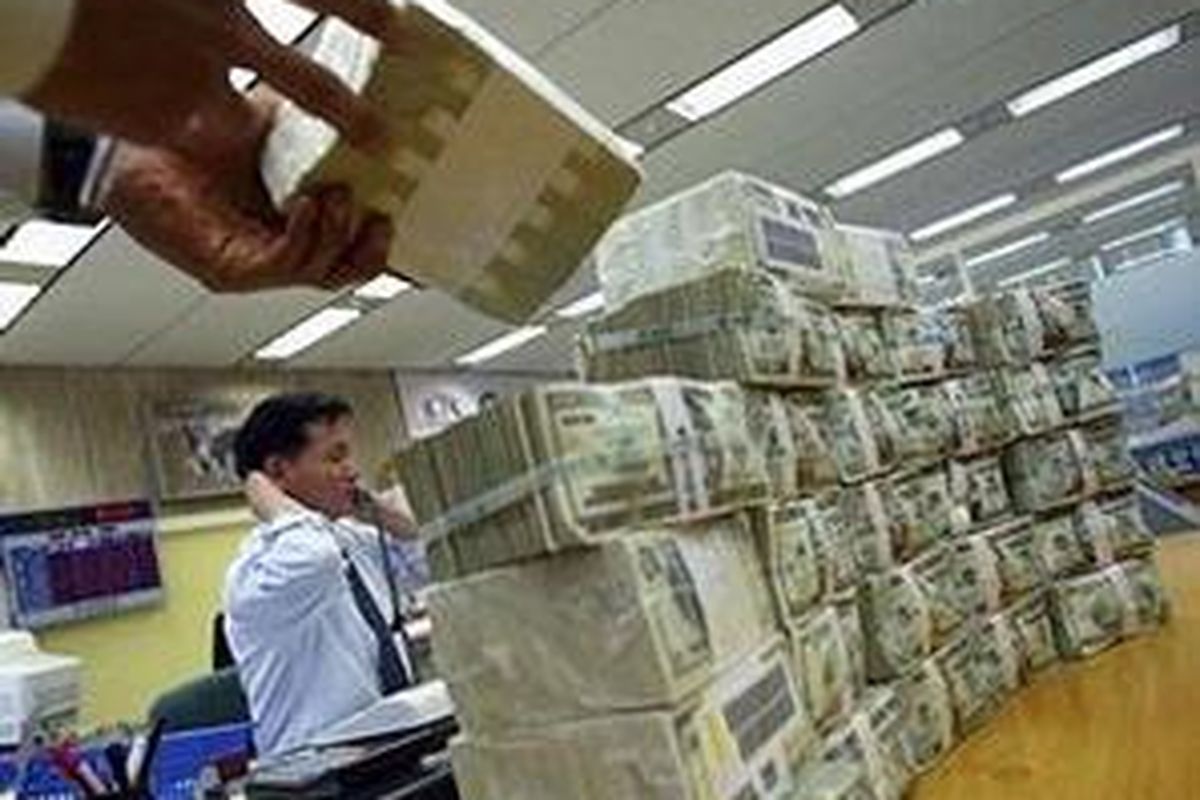 Ilustrasi: Tumpukan uang dollar AS