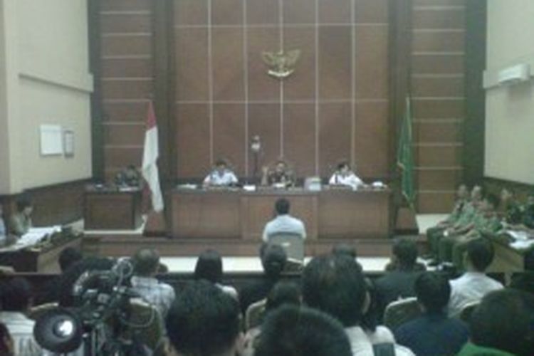 Seorang petugas Lapas Cebongan memberi kesaksian dalam sidang lanjutan kasus penyerangan Lapas Cebongan Sleman di Pengadilan Militer II-11 Yogyakarta, Rabu (3/7/2013).