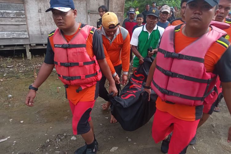 Tim Sar Gabungan saat mengevakuasi jenazah wanita bernama Susi (35) di Kabupaten Labura, Sumut, Kamis (8/6/2023). Korban tewas akibat diterkam buaya saat sedang mencuci pakaian di Sungai Peranginan  