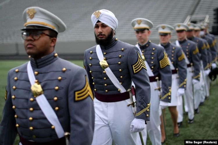 Lulusan senior Gurjiwan Singh Chahal, seorang penganut kepercayaan Sikh, mengenakan sorban saat ia berbaris ke Stadion Michie bersama teman-teman sekelas seniornya untuk upacara kelulusan untuk kelas 2021 di Akademi Militer Amerika Serikat (USMA) West Point.