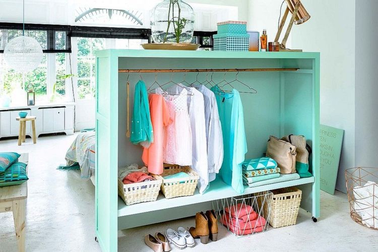 Rak terbuka untuk menyimpan aneka barang