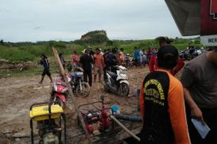 Karena hujan selama dua jam di Samarinda, membuat sebuah tanggul bekas tambang batubara jebol dan menewaskan satu orang