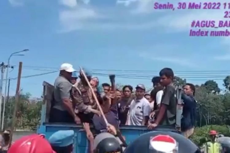 Tangkapan layar video viral anggota polisi banting seorang pria dari atas mobil truk di Kabupaten Rokan Hulu, Riau, Senin (30/5/2022).