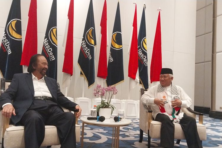 Ketua Umum Partai NasDem Surya Paloh dan Mantan Ketua Muhammadiyah Din Syamsuddin duduk bersebelahan di dalam ruang pertemuan NasDem Tower, Jakarta Pusat, Senin (6/11/2023) sore.