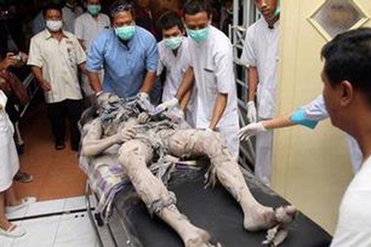 Jenazah korban awan panas Gunung Merapi saat dievakuasi ke rumah sakit di Sleman, Daerah Istimewa Yogyakarta, Selasa (26/10/2010).