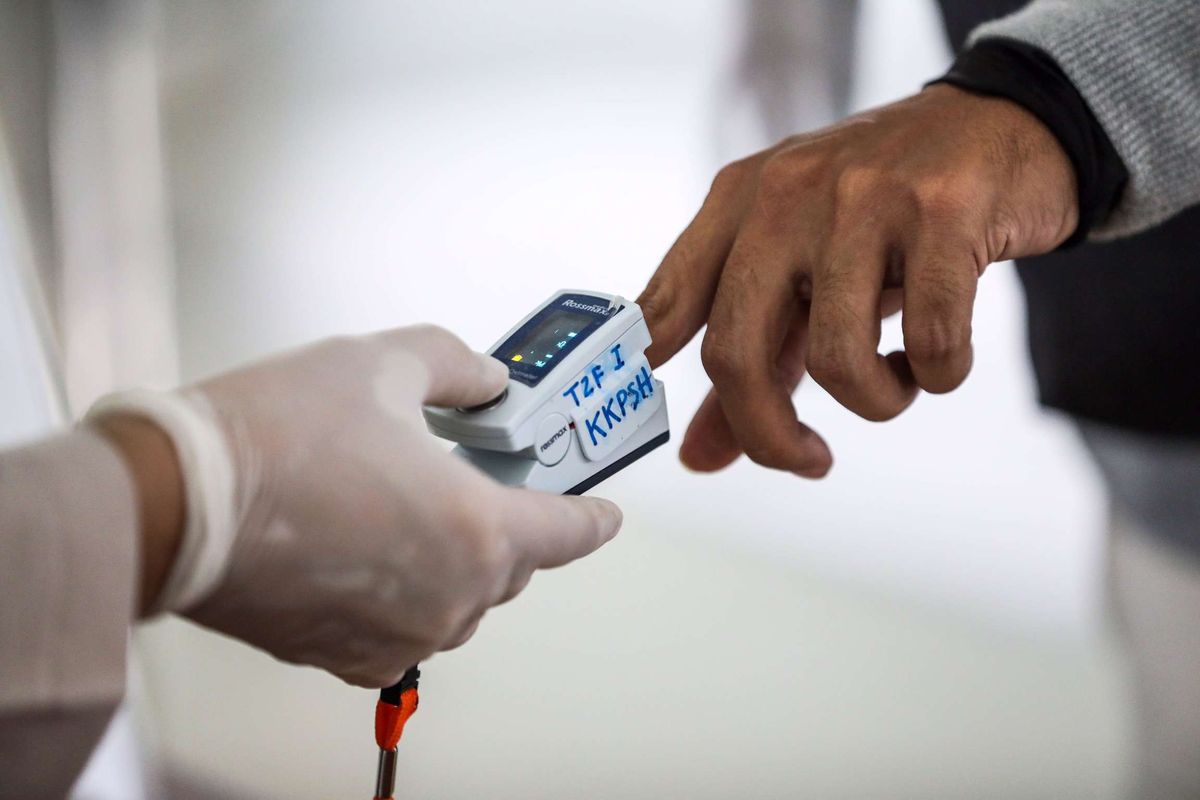 Petugas memeriksa kesehatan penumpang sebelum keberangkatan di terminal 3 Bandara Soekarno-Hatta, Tangerang, Banten, Selasa (12/5/2020). PT Angkasa Pura II mengeluarkan tujuh prosedur baru bagi penumpang penerbangan rute domestik selama masa dilarang mudik Idul Fitri 1441 H di Bandara Internasional Soekarno-Hatta.