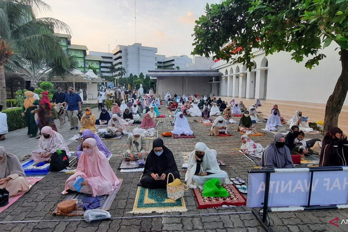 Jemaah Shalat Idul Adha 1440 Hijriah/2020 di Masjid Agung Al Azhar terapkan jaga jarak antar jemaah, Jumat (31/7/2020).