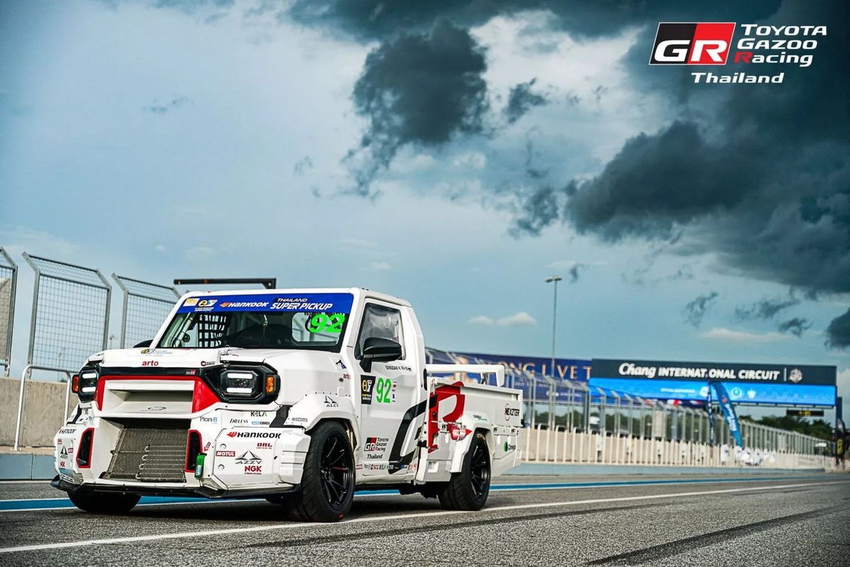 Modifikasi Toyota Hilux Champ alias Hilux Rangga dimodifikasi oleh Toyota Gazoo Racing Thailand untuk balapan