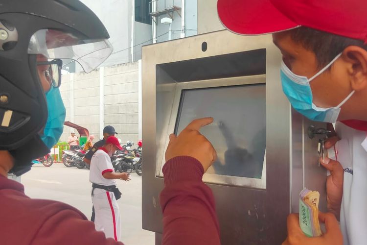Seorang pelanggan membeli BBM Pertalite menggunakan aplikasi MyPertamina di SPBU Ketapang, Jakarta Pusat pada Senin (6/6/2022).