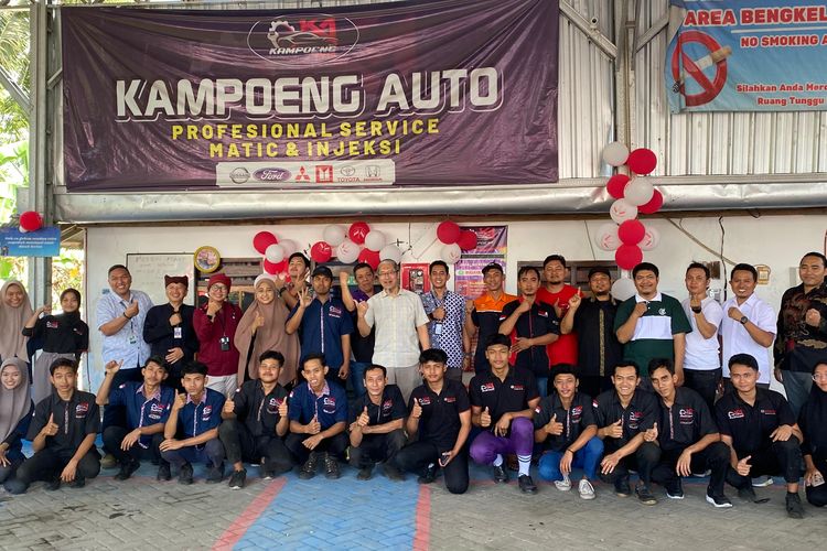 Rombongan dari Yayasan Dharma Bhakti Astra (YDBA) saat mengunjungi binaannya, UMKM Bengkel Kampoeng Auto di Dusun Sumberluhur, Tegaldlimo, Banyuwangi, Kamis (8/8/2024).