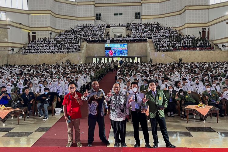 Dalam PKKBN UPNVY bertema Membangun Optimisme Bernegara untuk Indonesia Maju di Era Revolusi Industri 4.0, Direktur Pemberdayaan Informatika, Bonifasius Wahyu Pudjianto menjadi narasumber yang menyampaikan langsung mengenai Literasi Digital.

Sosialisasi program Kemenkomindo Literasi Digital sektor pendidikan dilaksanakan pada Sabtu, 13 Agustus 2022 di Gedung Auditorium Kampus Condong Catur UPNVY dan diikuti 5.463 peserta.
