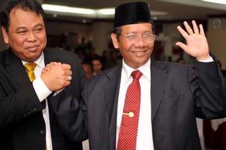 Ketua Mahkamah Konstitusi Mahfud MD (kanan) menjabat tangan Hakim Konstitusi terpilih Arief Hidayat saat acara pisah sambut Ketua Mahkamah Konstitusi dan Hakim Konstitusi terpilih di Gedung Mahkamah Konstitusi Jakarta, Senin (1/4/2013).