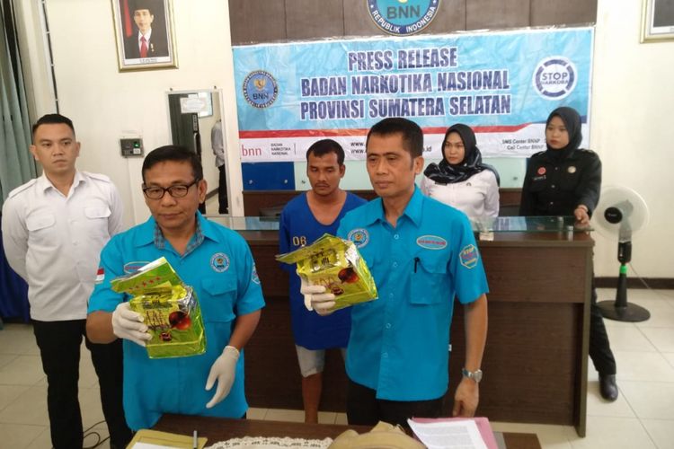 Sabu sebanyak 2 kilo yang diselundupkan dari Medan ke Palembang saat dilakukan gelar perkara di kantor Badan Narkotika Nasional (BNN) Sumatera Selatan,Senin (18/2/2019).