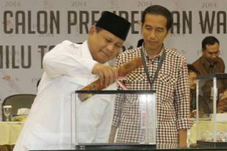 Capres Prabowo Subianto mengambil undian nomor urut disaksikan capres Joko widodo saat acara pengundian dan penetapan nomor urut untuk pemilihan presiden Juli mendatang di kantor KPU, Jakarta Pusat, 1 Juni 2014.