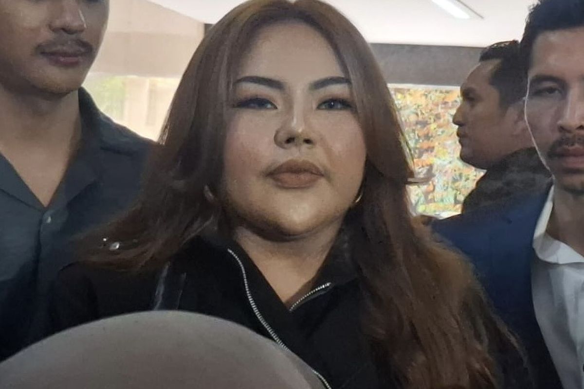 Selebgram Lisa Mariana (LM) akhirnya memenuhi panggilan penyidik Direktorat Tindak Pidana Siber Bareskrim Polri, Kamis (11/9/2025). 