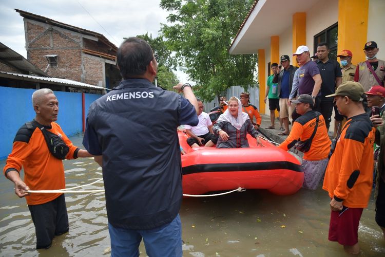 Pelaksana Tugas (Plt) Wali Kota Semarang Hevearita G Rahayu saat meninjau penanganan banjir di Kota Semarang.