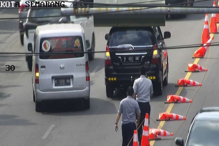 Traffic cone meleyot di sejumlah titik jalan di Semarang.