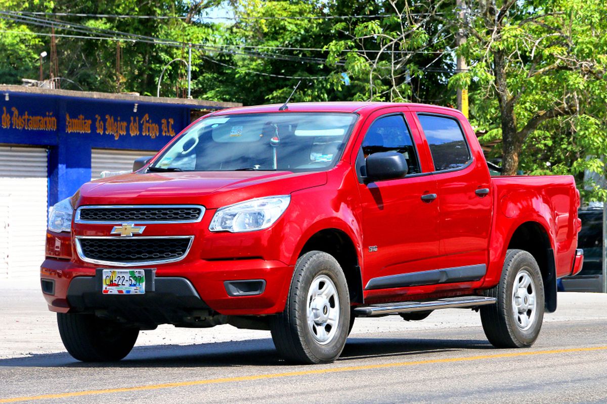 Ilustrasi mobil pikap merah.