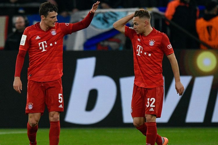 Gelandang Bayern Muenchen, Joshua Kimmich (kanan), usai mencetak gol dalam pertandingan perempat final Piala Jerman (DFB Pokal), Schalke 04 vs Bayern Muenchen di Gelsenkirchen, Jerman, Rabu (4/3/2020) dini hari WIB. 