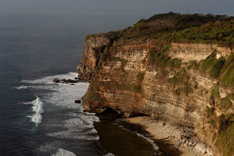 Pesona pantai dan bukit di kawasan wisata Pura Ulu Watu, Bali, Selasa (1/1/2011).