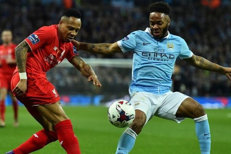 Gelandang Manchester City, Raheem Sterling (kanan), berupaya merebut bola dari bek sayap Liverpool, Nathaniel Clyne, pada laga final Piala Liga Inggris di Stadion Wembley, Minggu (28/2/2016).