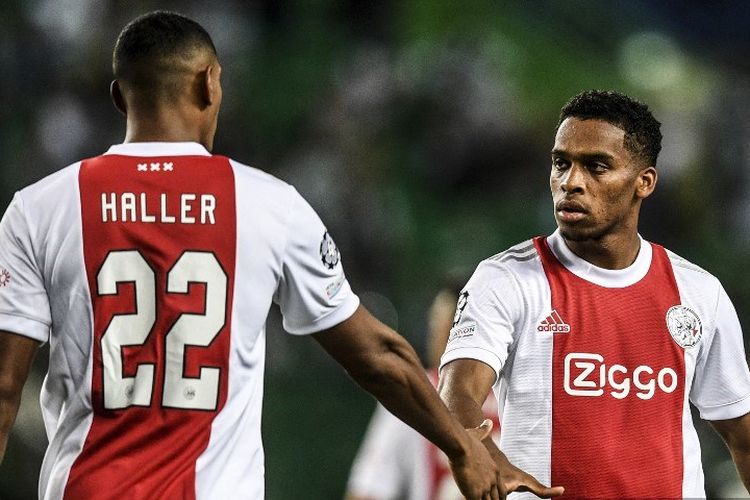 Pemain depan Ajax, Sebastien Haller (kiri) merayakan golnya dengan rekan setimnya, Jurrien Timber, selama pertandingan sepak bola babak pertama grup C Liga Champions UEFA antara Sporting CP dan Ajax di stadion Jose Alvalade di Lisbon pada 15 September 2021.