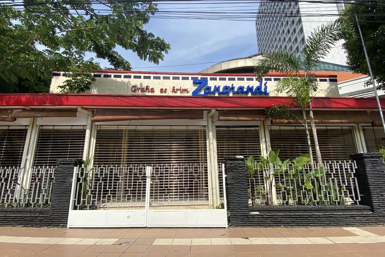 Pemandangan sisi luar kedai Zangrandi Surabaya di Jalan Yos Sudarso pada 22/3/2021