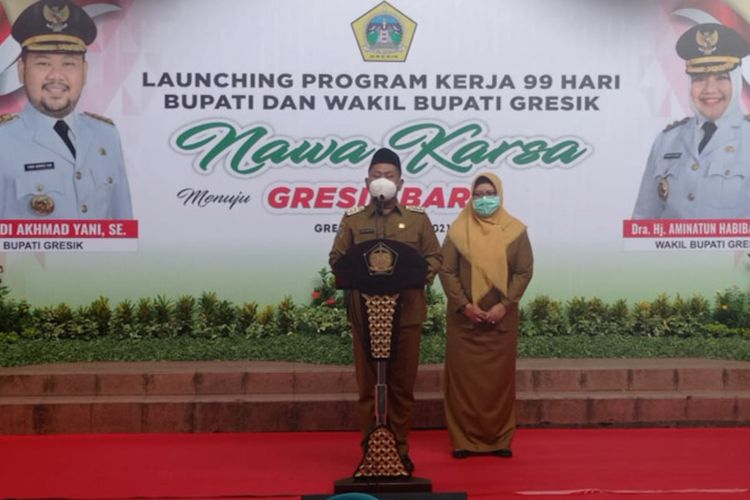 Bupati Gresik Fandi Akhmad Yani dan Wakil Bupati Gresik Aminatun Habibah, saat menyampaikan paparan di halaman pendopo Bupati Gresik, Selasa (2/3/2021).