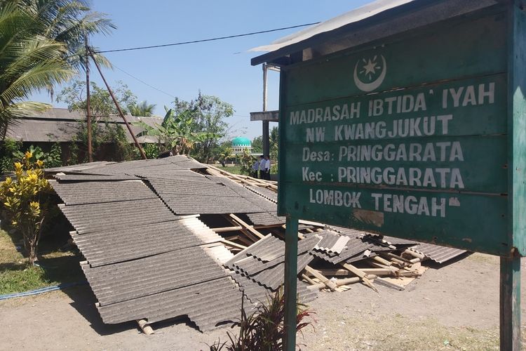 Kondisi sekolah madrasah ibtidaiyah yang Roboh di Lombok Tengah