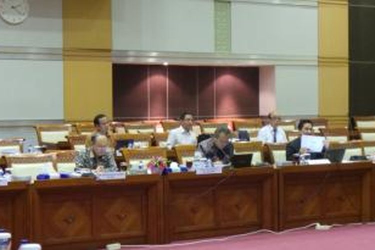 Suasana saat calon hakim konstitusi membuat makalah di ruang rapat Komisi III DPR, Senayan, Jakarta, Selasa (25/2/2014).