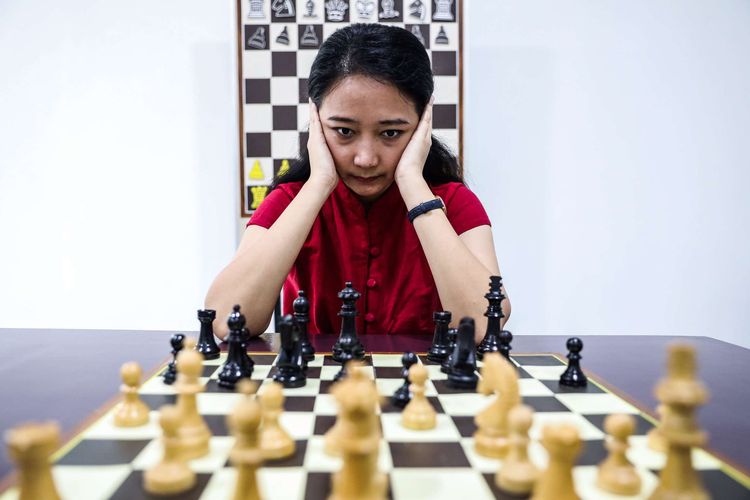 Irene Kharisma Sukandar, pecatur wanita Indonesia yang memiliki gelar Women Grandmaster (WGM) dari Federasi Catur Dunia (FIDE), saat sesi foto di Sekolah Catur Utut Adianto di Bekasi, Jawa Barat, Minggu (18/4/2021). Irene adalah pecatur Indonesia pertama yang menyandang gelar Grand Master Nasional Wanita Indonesia.