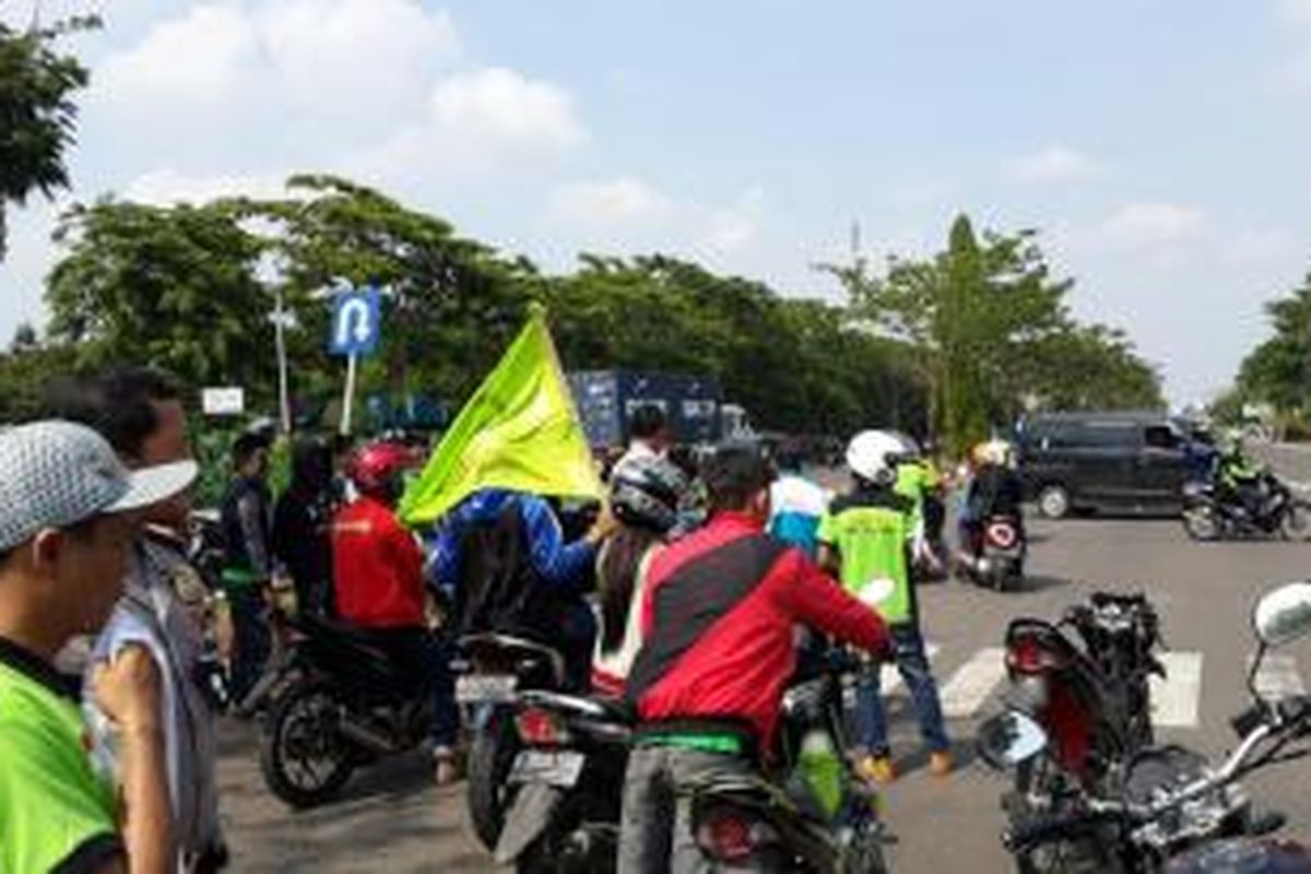 Kapolres Metro Jakarta Utara Komisaris Besar Susetio Cahyadi bernegosiasi dengan buruh untuk kembali membuka akses keluar masuk di Kawasan Berikat Nusantara, Jakarta Utara, Selasa (24/11/2015).