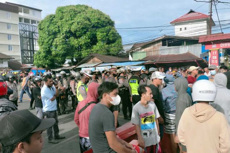 Warga Desa batu Merah, Kecamatan Sirimau, Kota Ambon memblokade ruas jalan Jenderal Sudirman, Kamis pagi (24/3/2022)