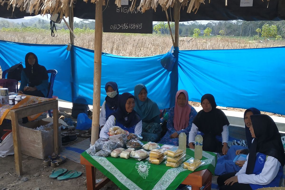 Warga dari Balkondes Biguran, Magelang membuka lapak di acara Balkonjazz Festival 2019.