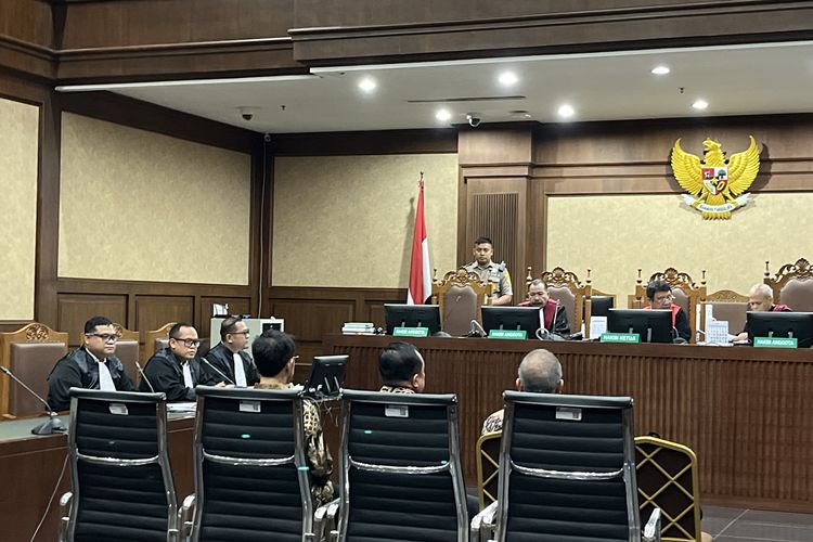 Mantan Menteri Pertanian (Mentan) Syahrul Yasin Limpo (SYL), ems Direktur Alat dan Mesin Pertanian Kementan, Muhammad Hatta dan eks Sekretaris Jenderal (Sekjen) Kementan, Kasdi Subagyono dalam ruang sidang di Pengadilan Tindak Pidana Korupsi (Tipikor) pada Pengadilan Negeri (PN) Jakarta Pusat, Rabu (28/2/2024).