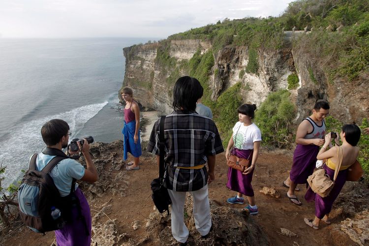 Wisatawan mengunjungi lokasi wisata Pura Ulu Watu, Bali, Selasa (1/1/2011). Berdasar data Dinas Pariwisata Bali, hingga Agustus 2011 jumlah wisatawan yang berkunjung di Bali mencapai 1.8 juta wisatawan.