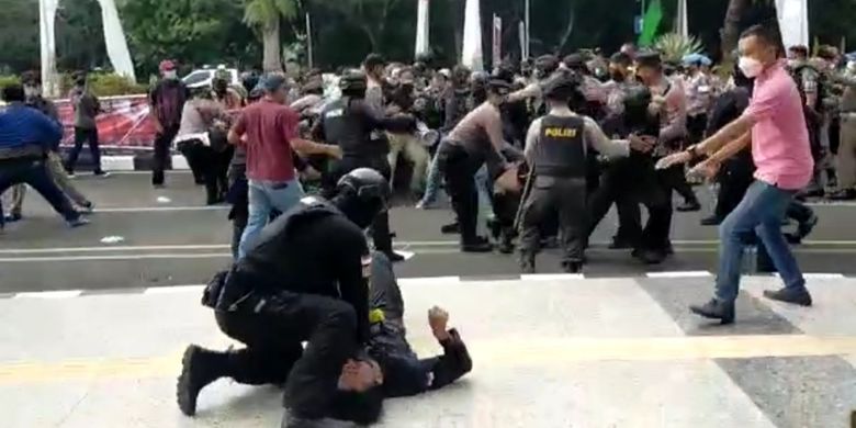 Anak Buahnya Banting Pedemo Hingga Kejang Kapolresta Tangerang Minta Maaf<script async src=