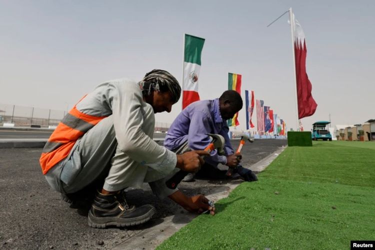 Pekerja melakukan sentuhan akhir di Fan Village Cabins Free Zone jelang Piala Dunia di Doha, Qatar, 9 November 2022.